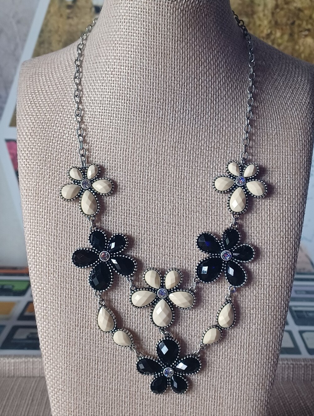 Vintage Premier Designs Go Girl Floral Bib Necklace Silvertone Black White ✨️